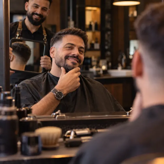 Cliente satisfeito se olhando no espelho